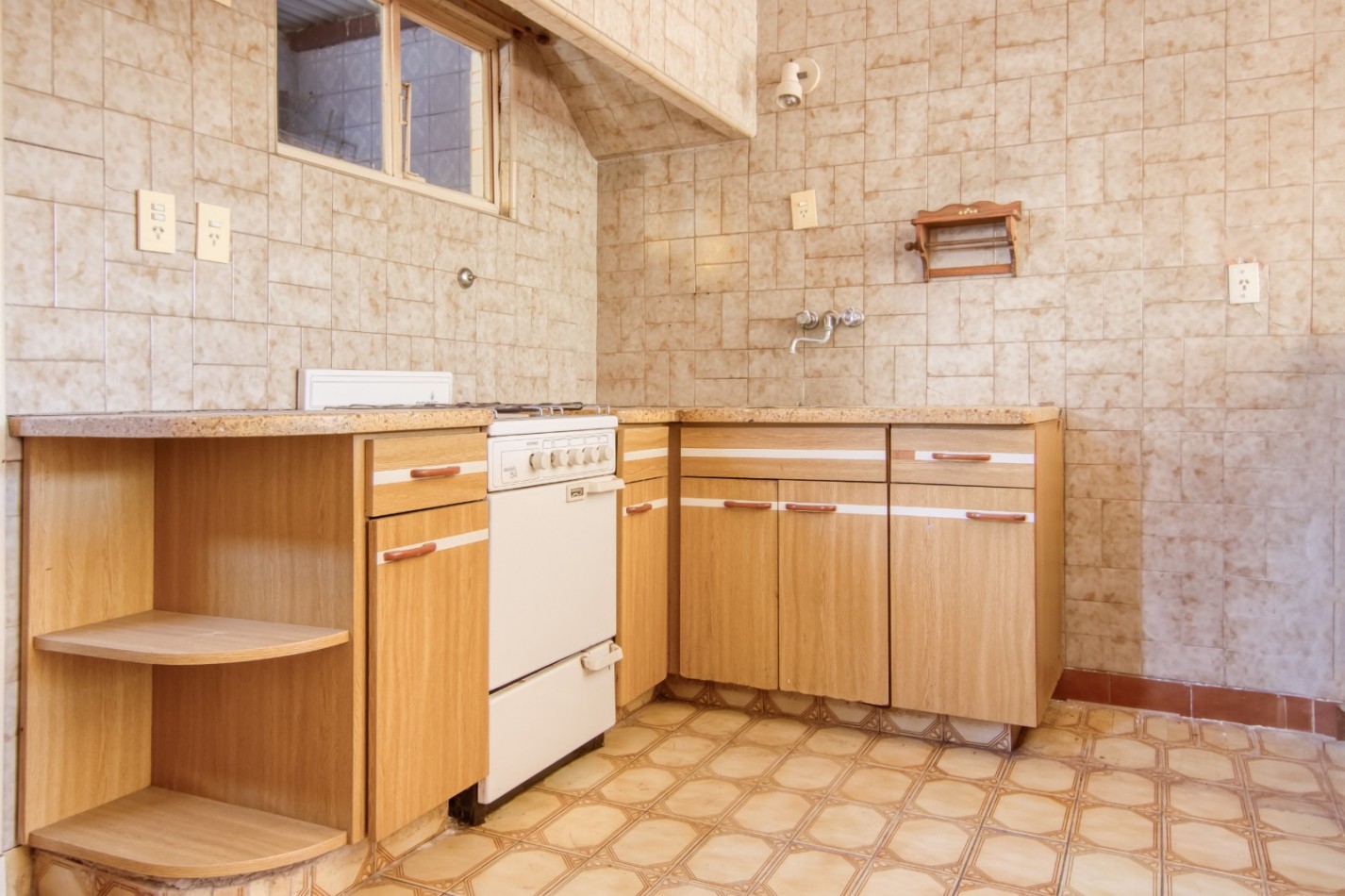 VENTA en ESQUINA CASA + LOCAL + DEPARTAMENTO con COCHERA