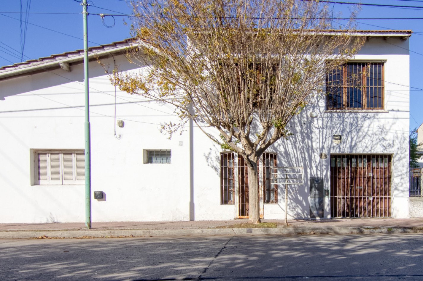 VENTA en ESQUINA CASA + LOCAL + DEPARTAMENTO con COCHERA