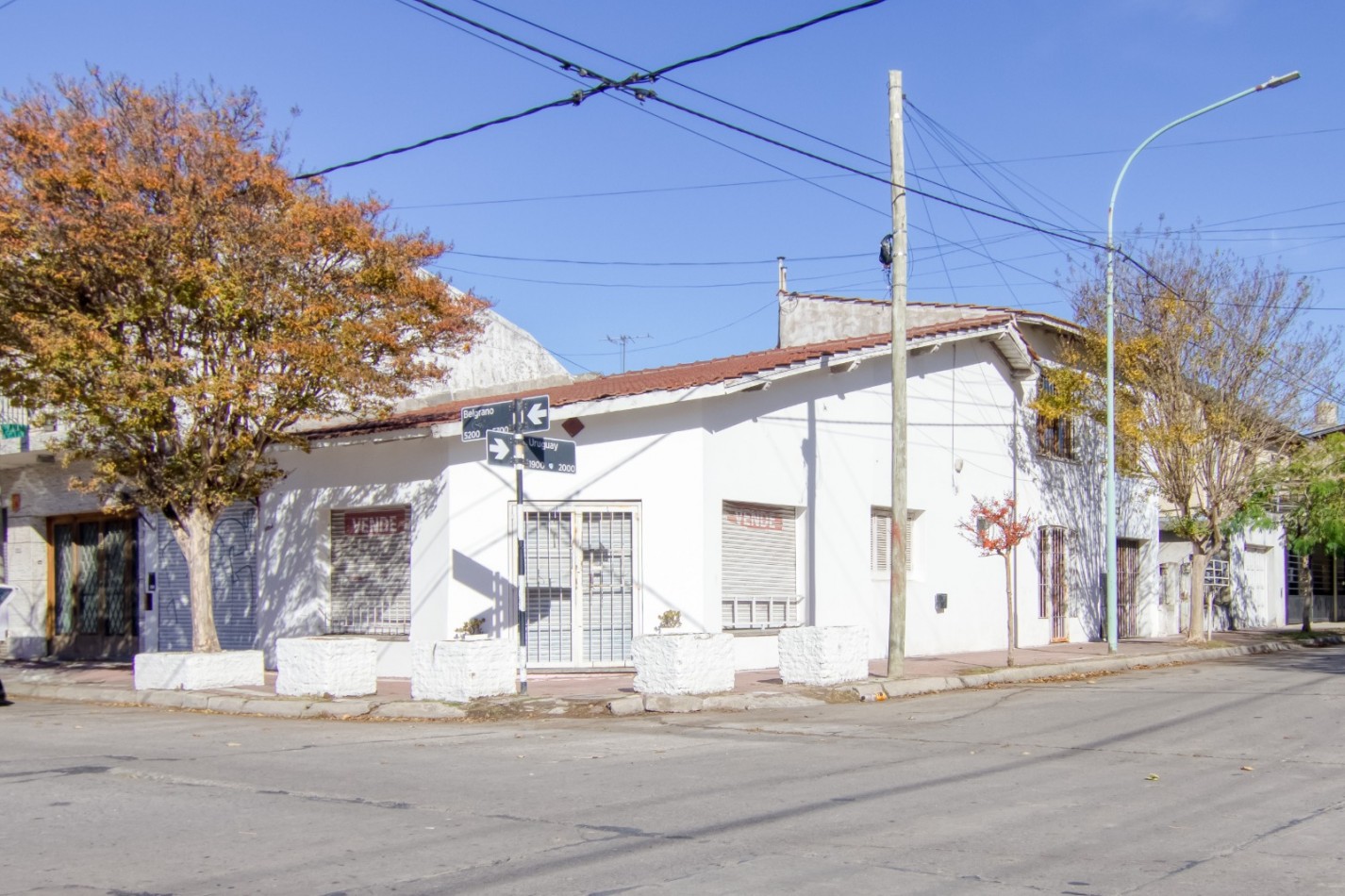 VENTA en ESQUINA CASA + LOCAL + DEPARTAMENTO con COCHERA