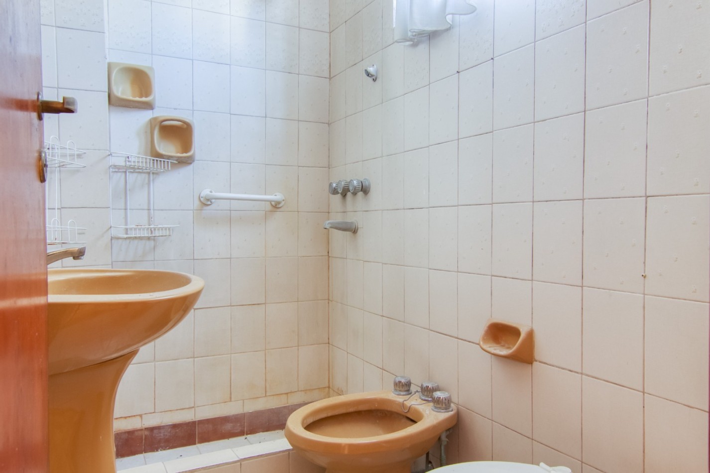 VENTA en ESQUINA CASA + LOCAL + DEPARTAMENTO con COCHERA