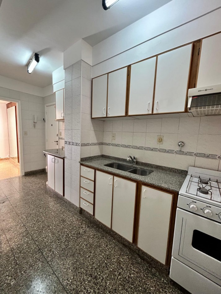 VENTA 3AMB con DEPENDENCIA VISTA AL MAR 2 BALCONES
