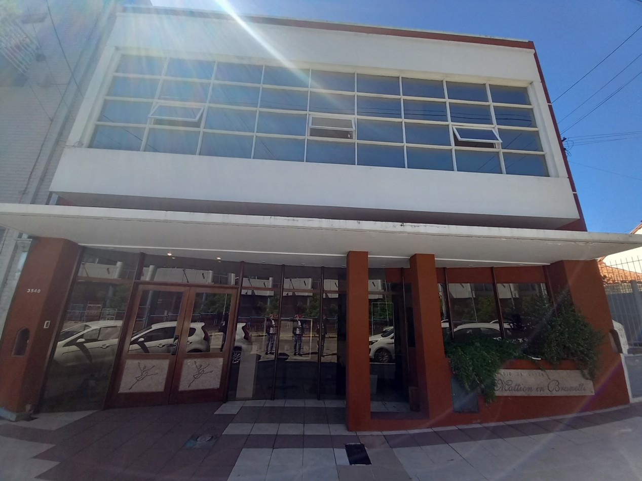 ALQUILER SALON  para YOGA EXCELENTE HIPOLITO IRIGOYEN y PRIMERA JUNTA