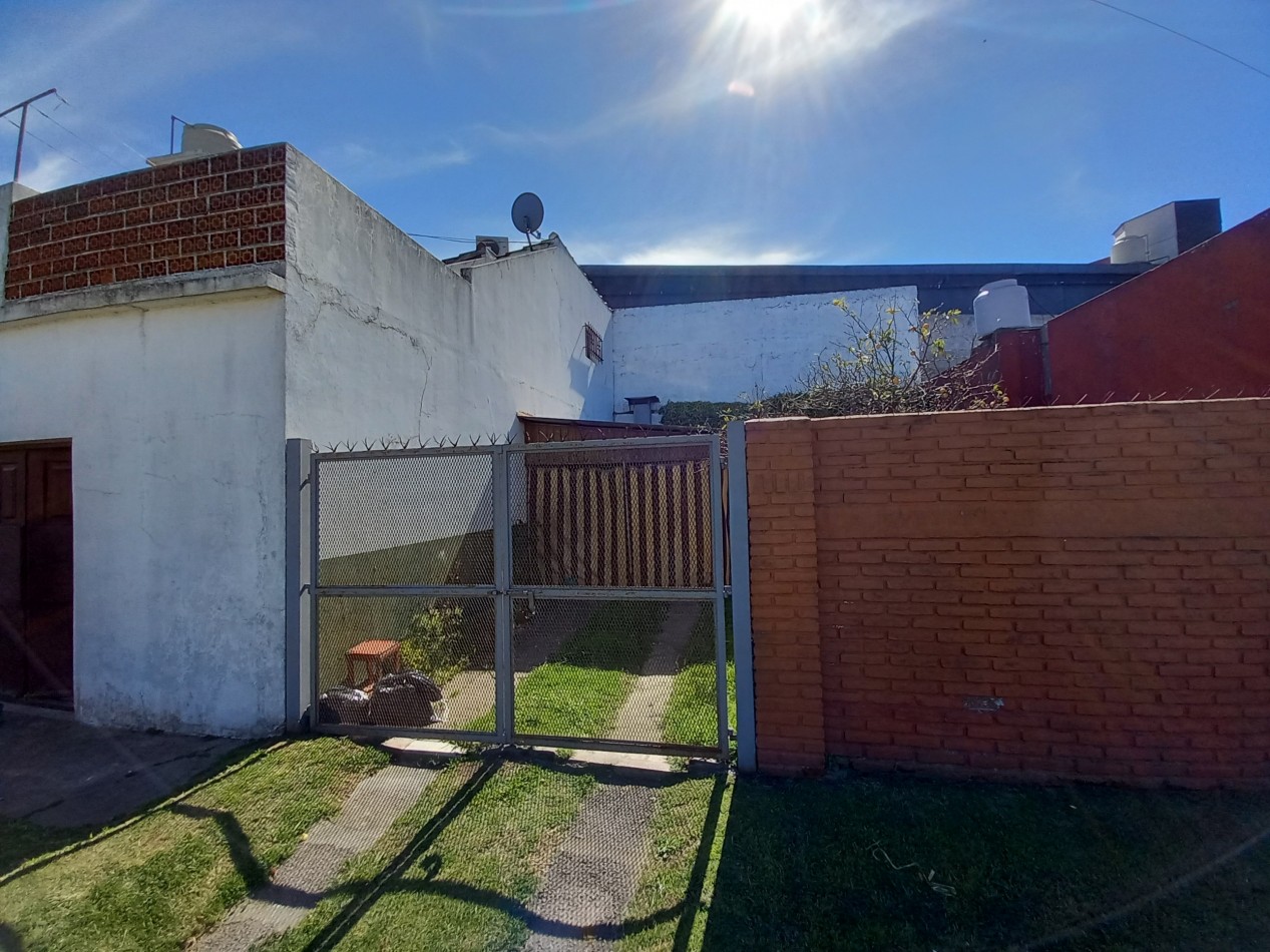 VENTA CASA  COCHERA PATIO ITUZAINGO Y CHAMPAGNAT