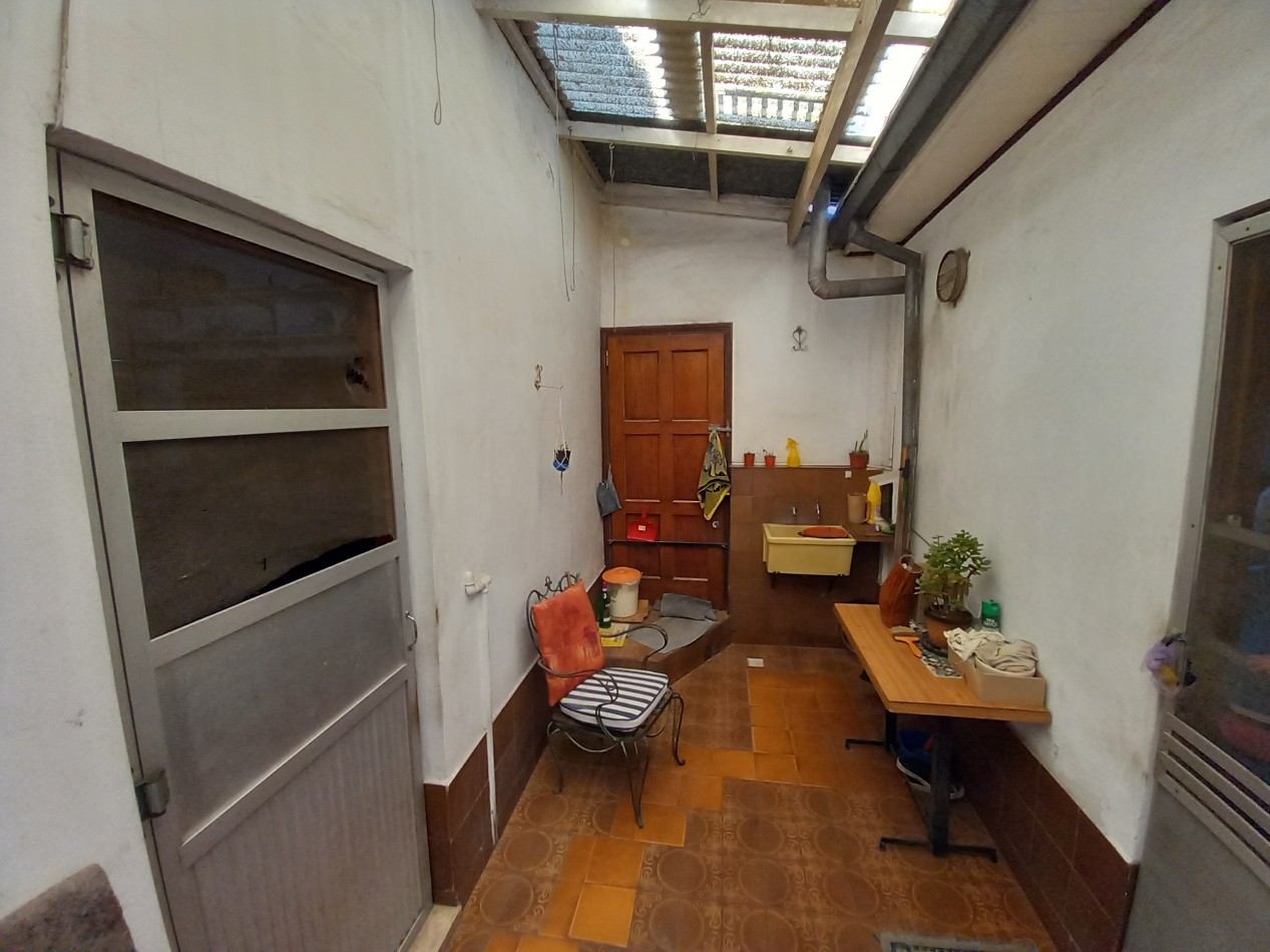 VENTA CASA  COCHERA PATIO ITUZAINGO Y CHAMPAGNAT