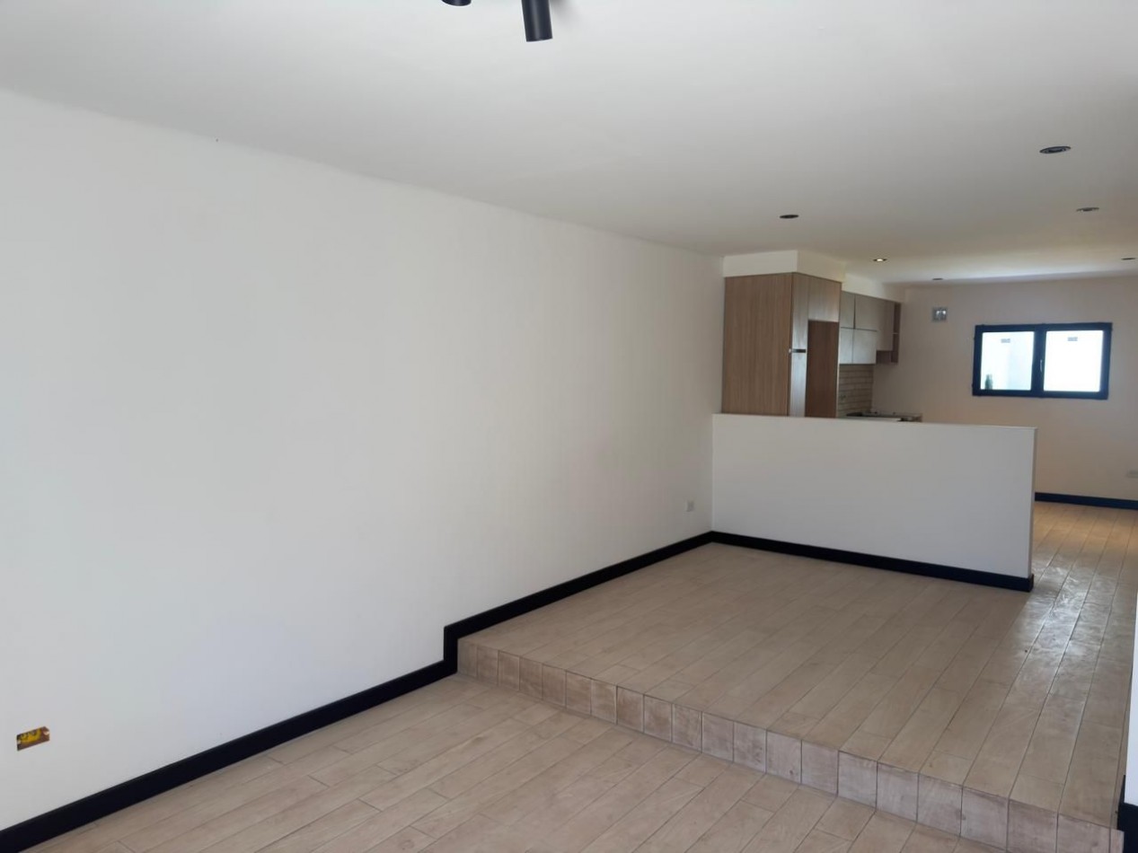  VENTA CASA RECICLADA 2 BAÑOS PARQUE LAVADERO  PERMUTA