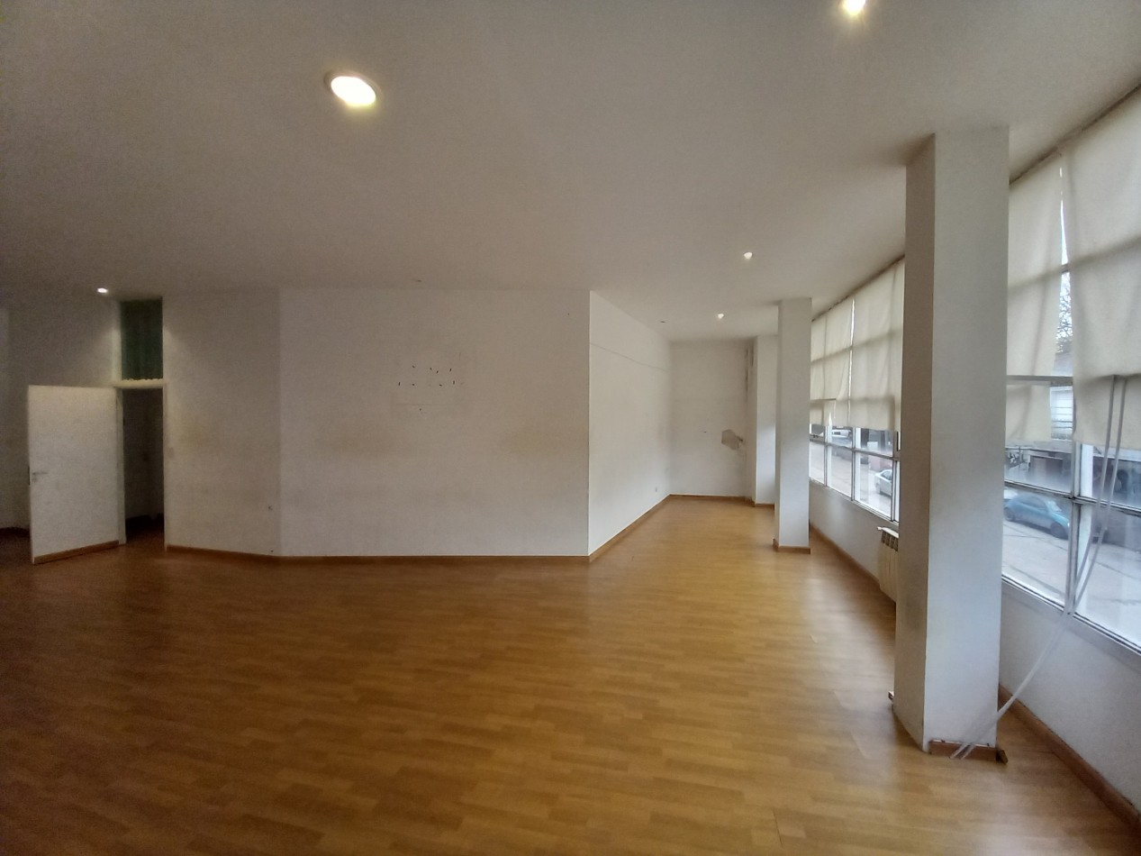 ALQUILER SALON  FRENTE PLANTA ALTA HIPOLITO IRIGOYEN al 3.500 