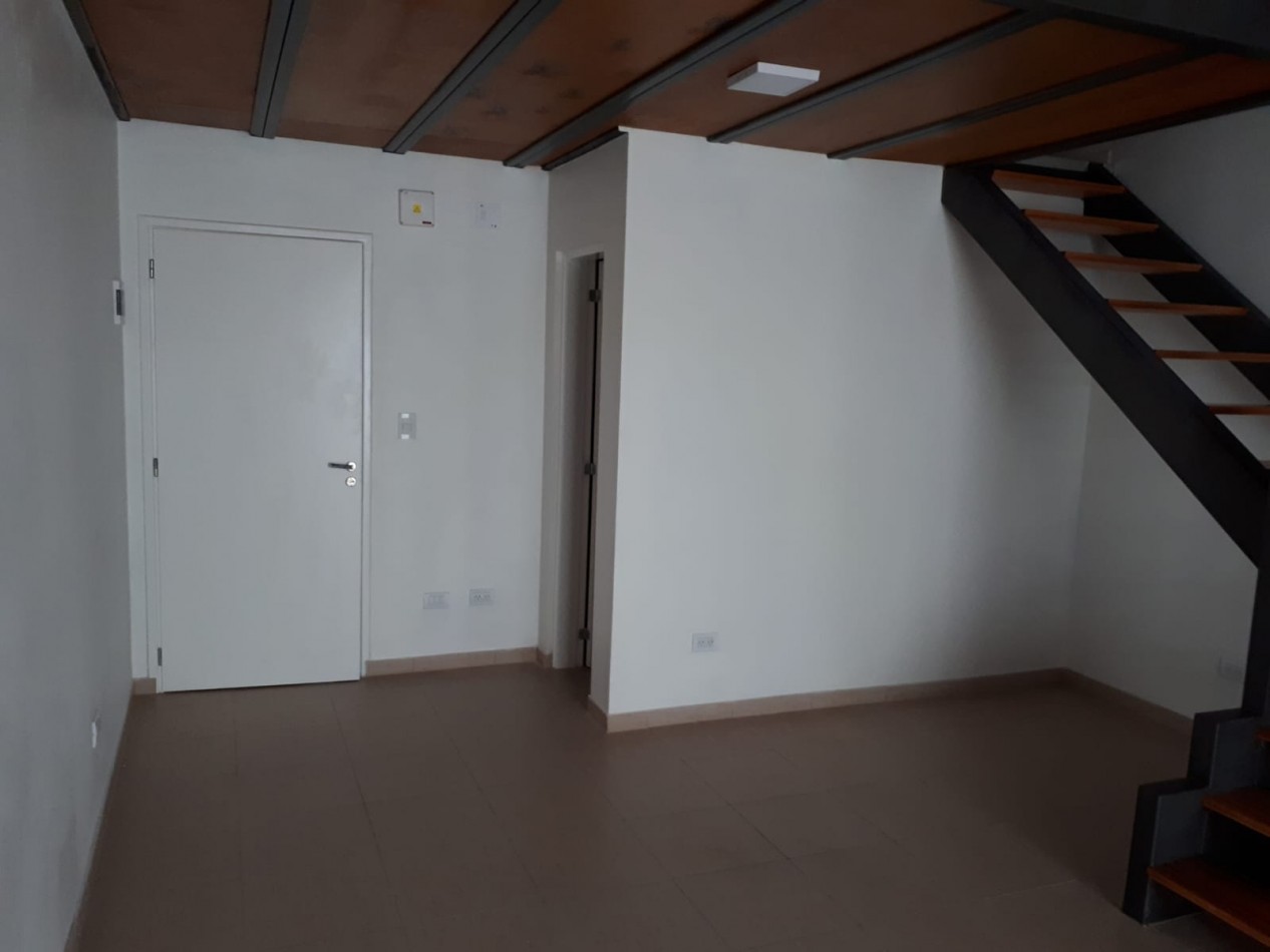 ALQUILER 2AMB DUPLEX COCHERA al FRENTE DISPONIBLE para AGOSTO-PARQUE LURO 