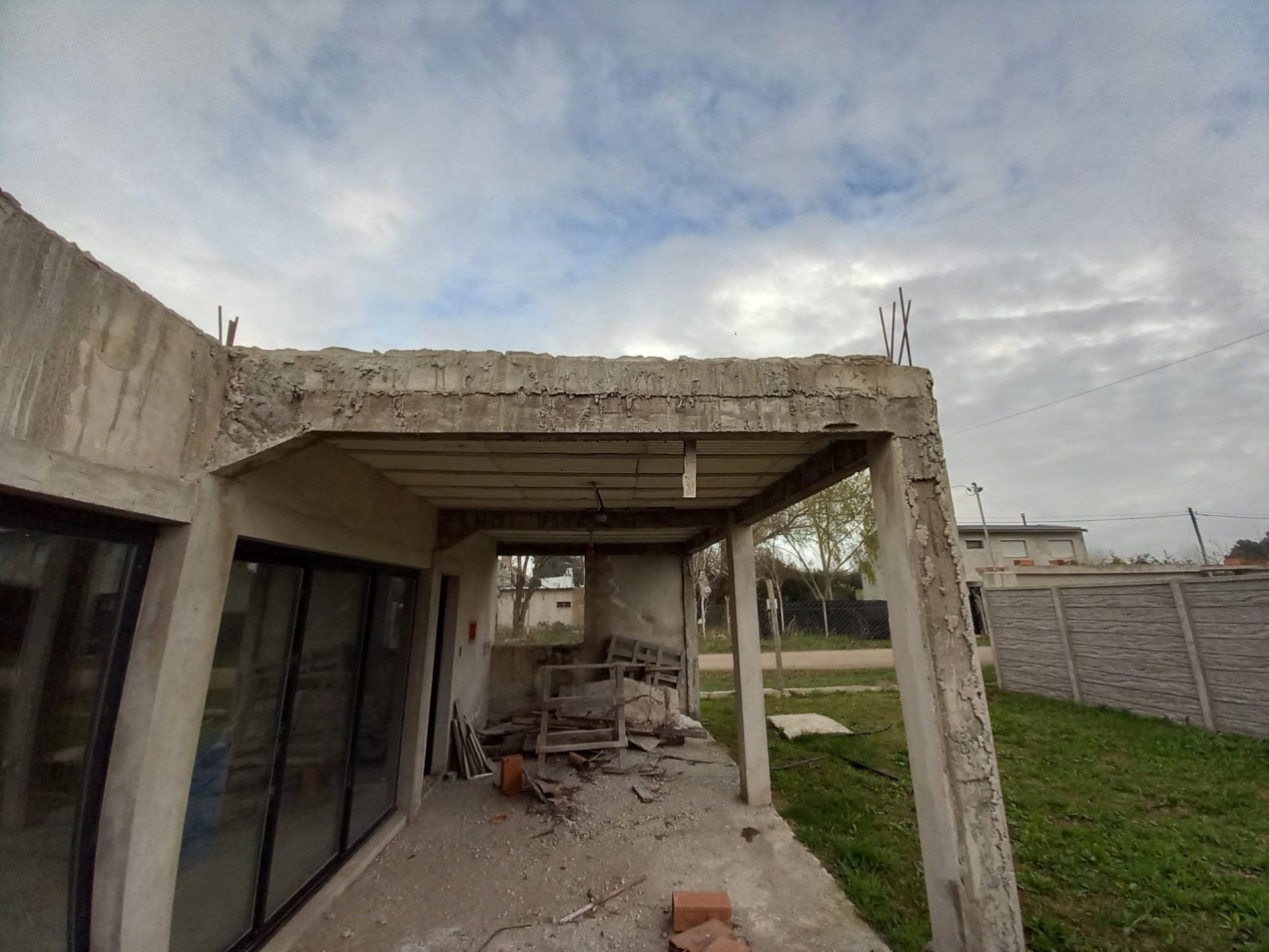 VENTA CASA MODERNA A TERMINAR CAMET NORTE 