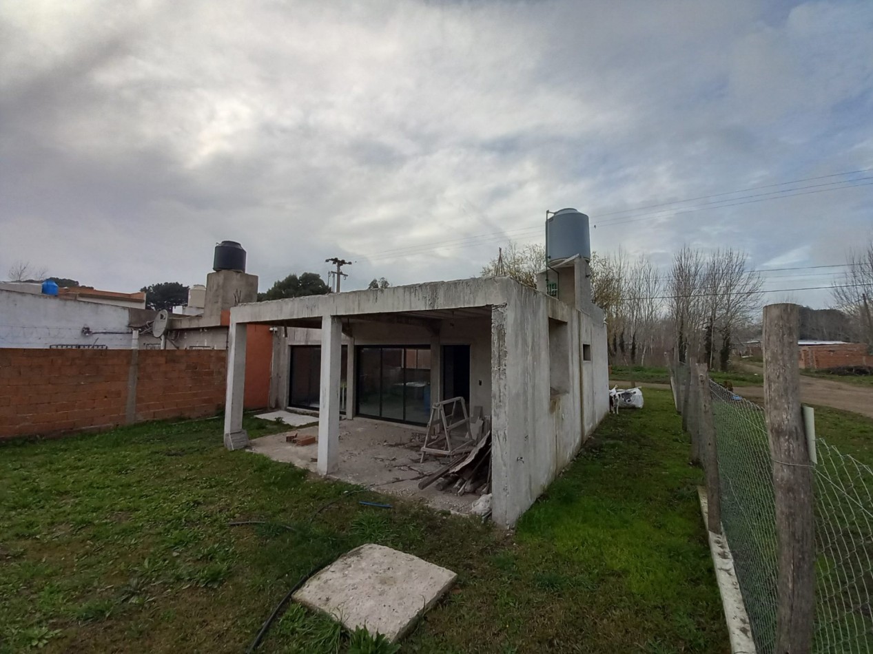VENTA CASA MODERNA A TERMINAR CAMET NORTE 