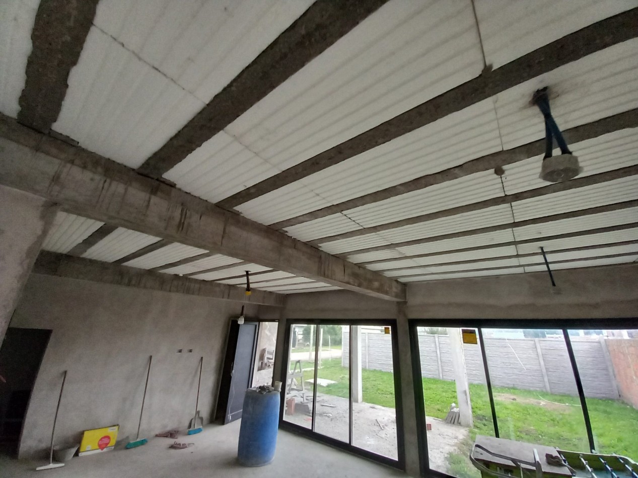 VENTA CASA MODERNA A TERMINAR CAMET NORTE 