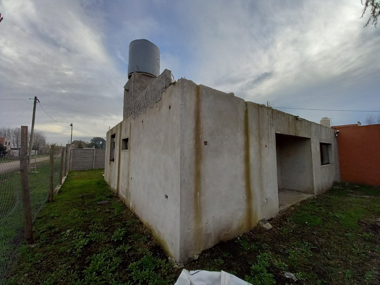 VENTA CASA MODERNA A TERMINAR CAMET NORTE 