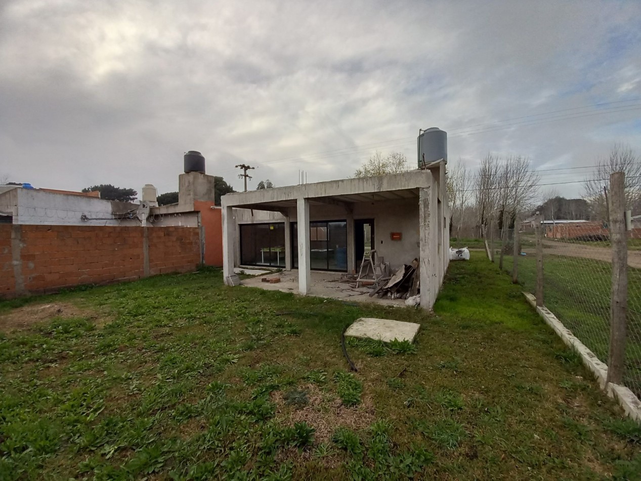VENTA CASA MODERNA A TERMINAR CAMET NORTE 