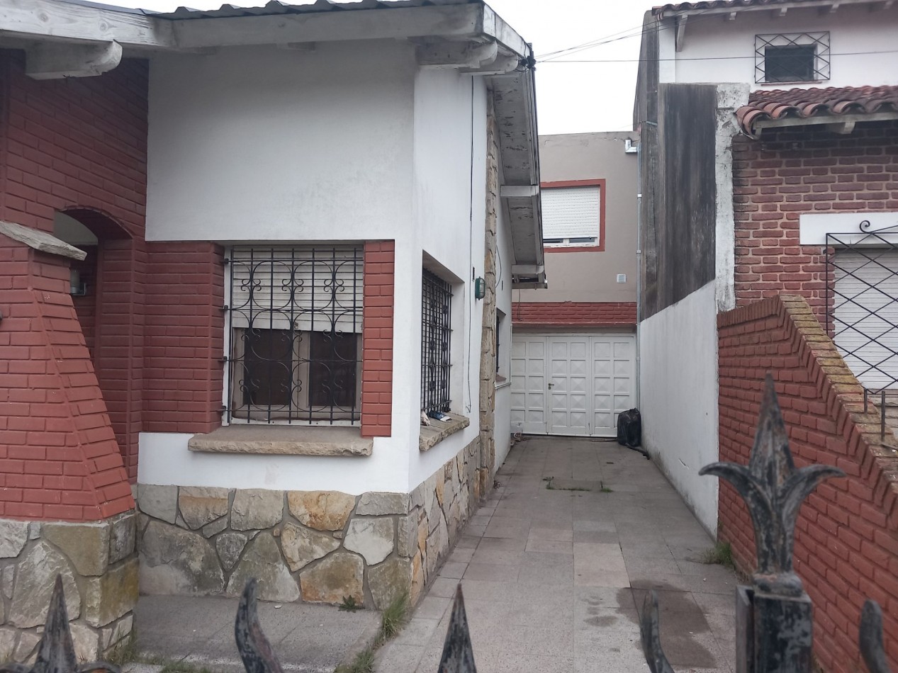 VENTA EN BLOCK 2 CASAS 1 Casa Al Frente y otra al Fondo Moreno 9100
