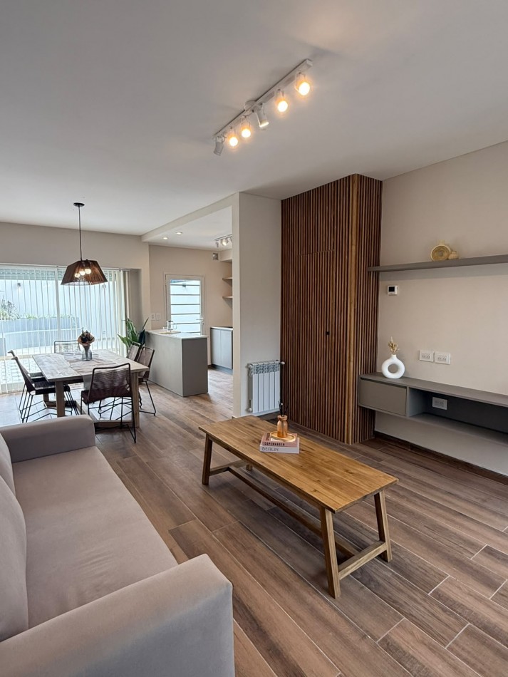 VENTA DUPLEX 4AMB RECICLADO PATIO COCHERA PARQUE LURO 