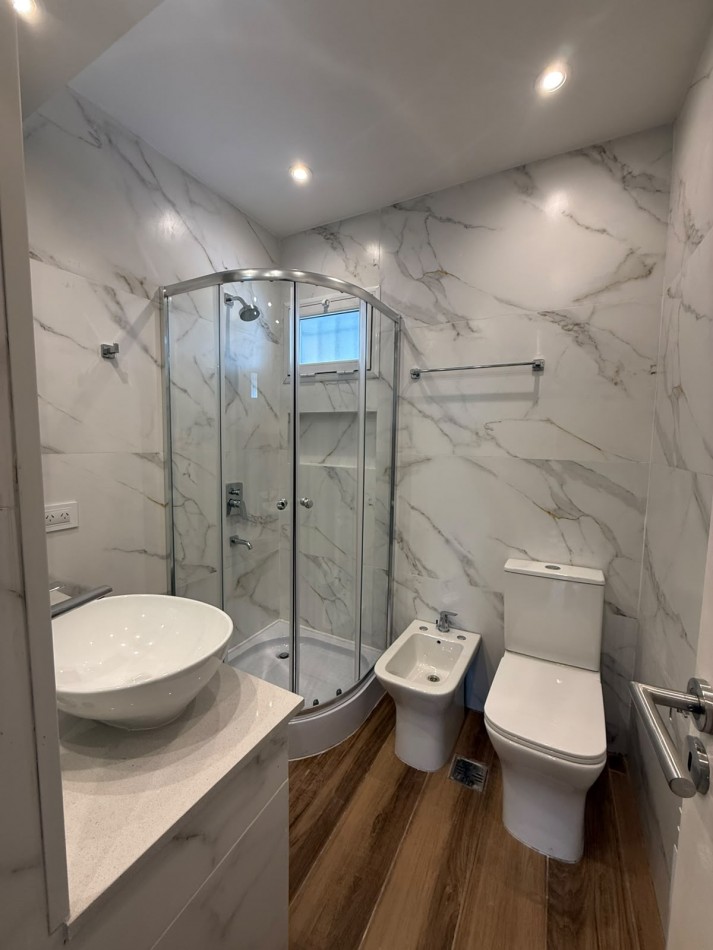VENTA DUPLEX 4AMB RECICLADO PATIO COCHERA PARQUE LURO 