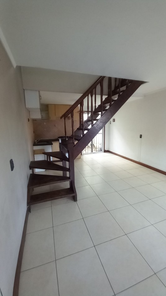 VENTA DUPLEX ORIGINAL CON PATIO PLANTA BAJA 