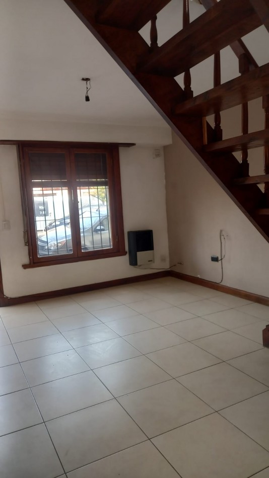 VENTA DUPLEX ORIGINAL CON PATIO PLANTA BAJA 