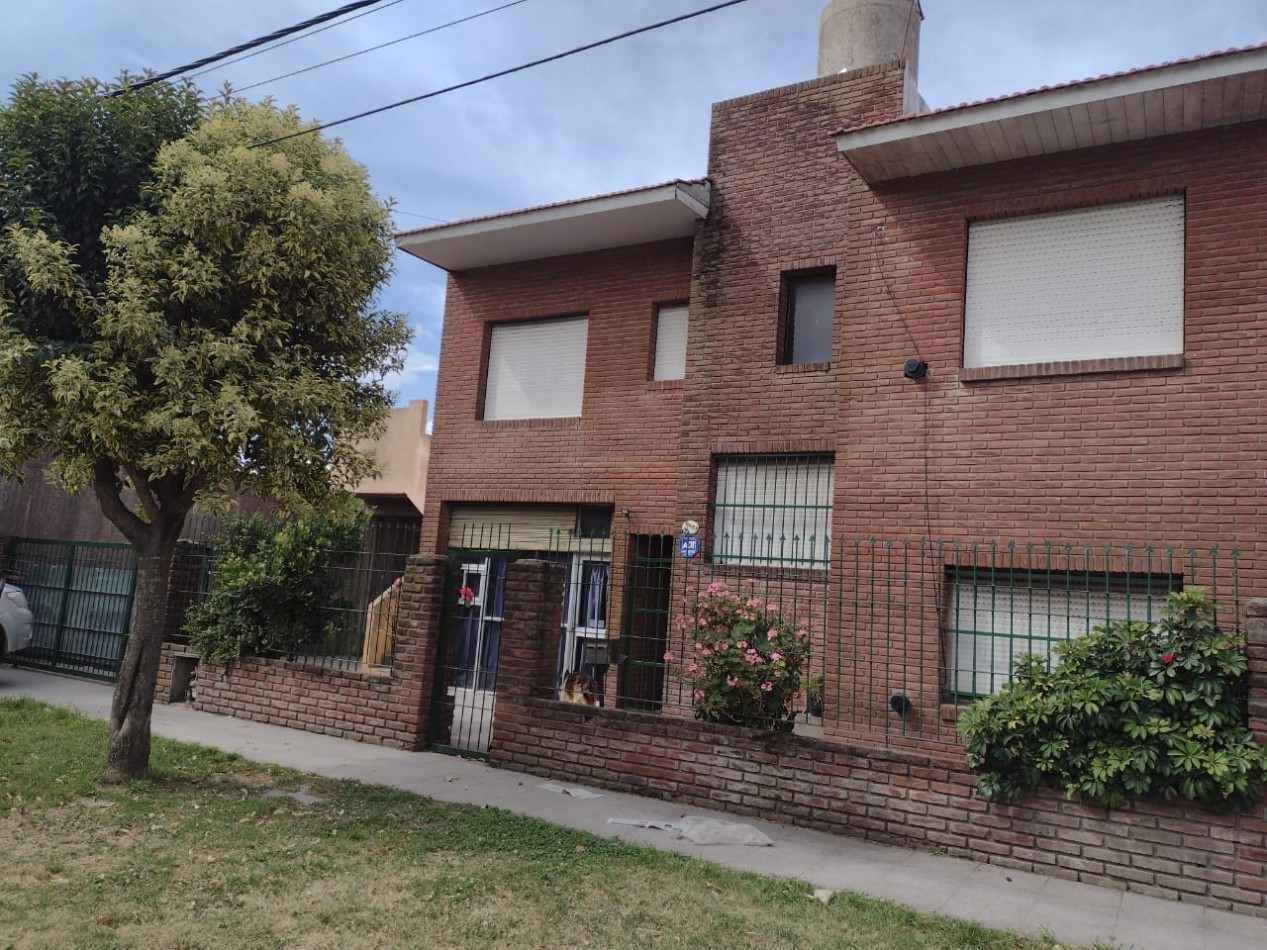 ALQUILER $360.000 MAS $50.000 de LUZ GAS Y AGUA PH 2 AMB ORIGINAL PATIO ORTIZ de ZARATE al 8.400