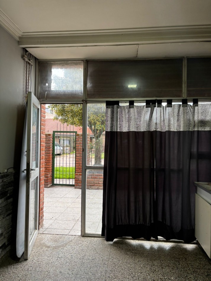 ALQUILER $360.000 MAS $50.000 de LUZ GAS Y AGUA PH 2 AMB ORIGINAL PATIO ORTIZ de ZARATE al 8.400
