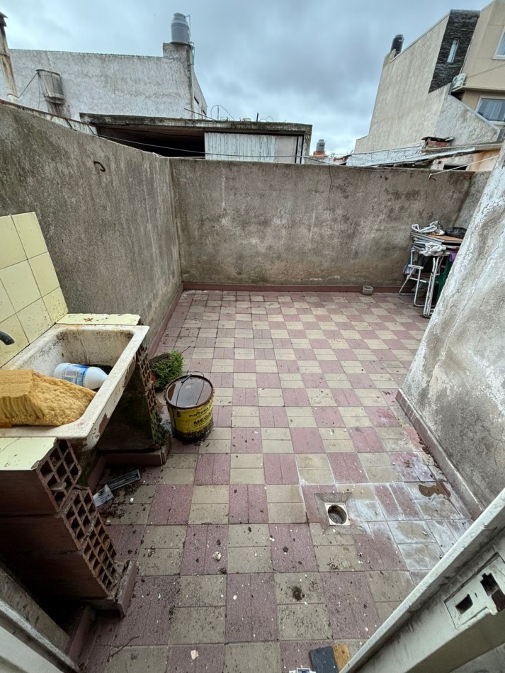 ALQUILER $360.000 MAS $50.000 de LUZ GAS Y AGUA PH 2 AMB ORIGINAL PATIO ORTIZ de ZARATE al 8.400