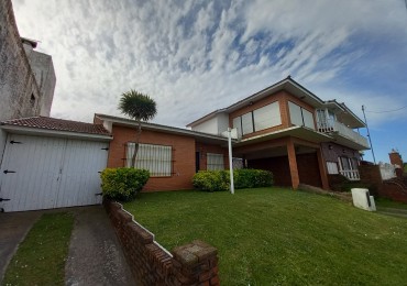 VEBTA de 2 CASAS FRENTE AL MAR BARRIO SAN JACINTO-EXCELENTE INVERSION