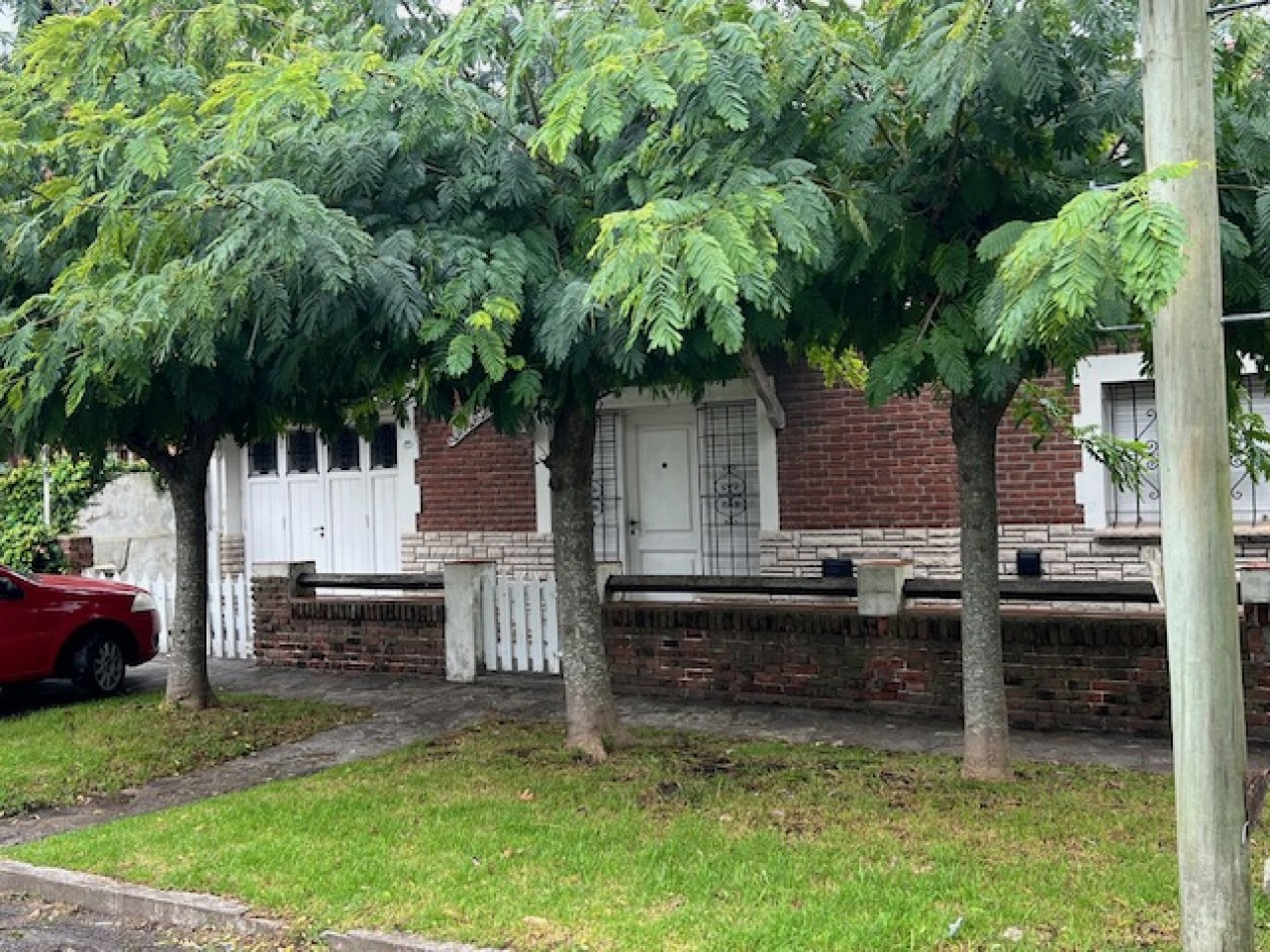 CHALET DE 4 AMB. PATIO, GARAJE Y QUINCHO.