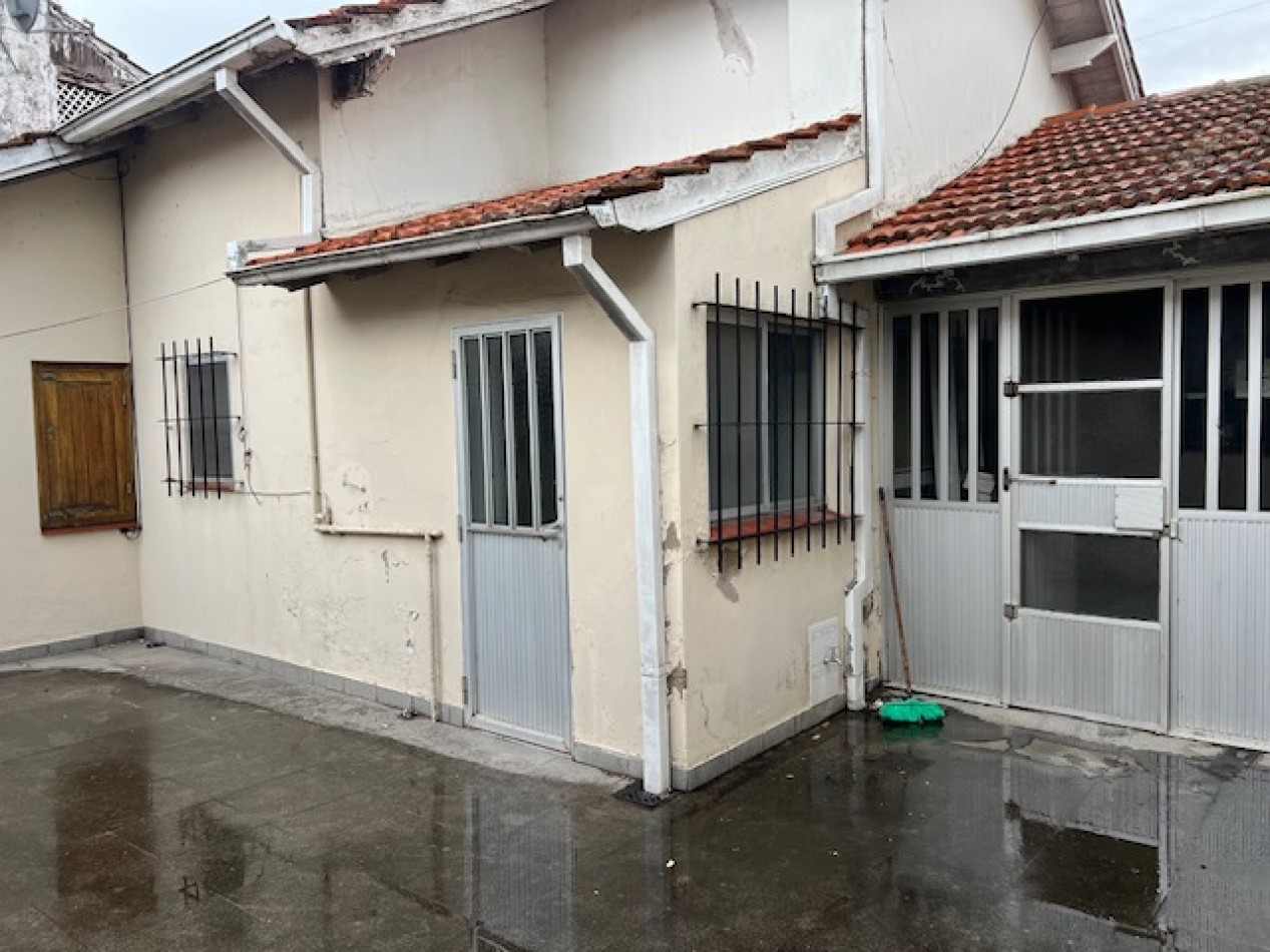 CHALET DE 4 AMB. PATIO, GARAJE Y QUINCHO.