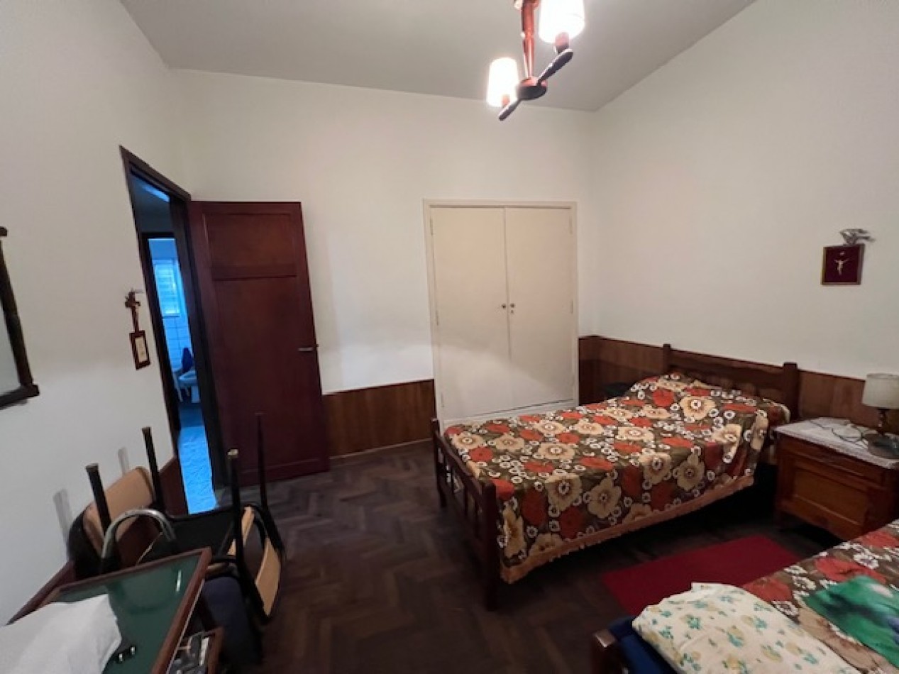 CHALET DE 4 AMB. PATIO, GARAJE Y QUINCHO.