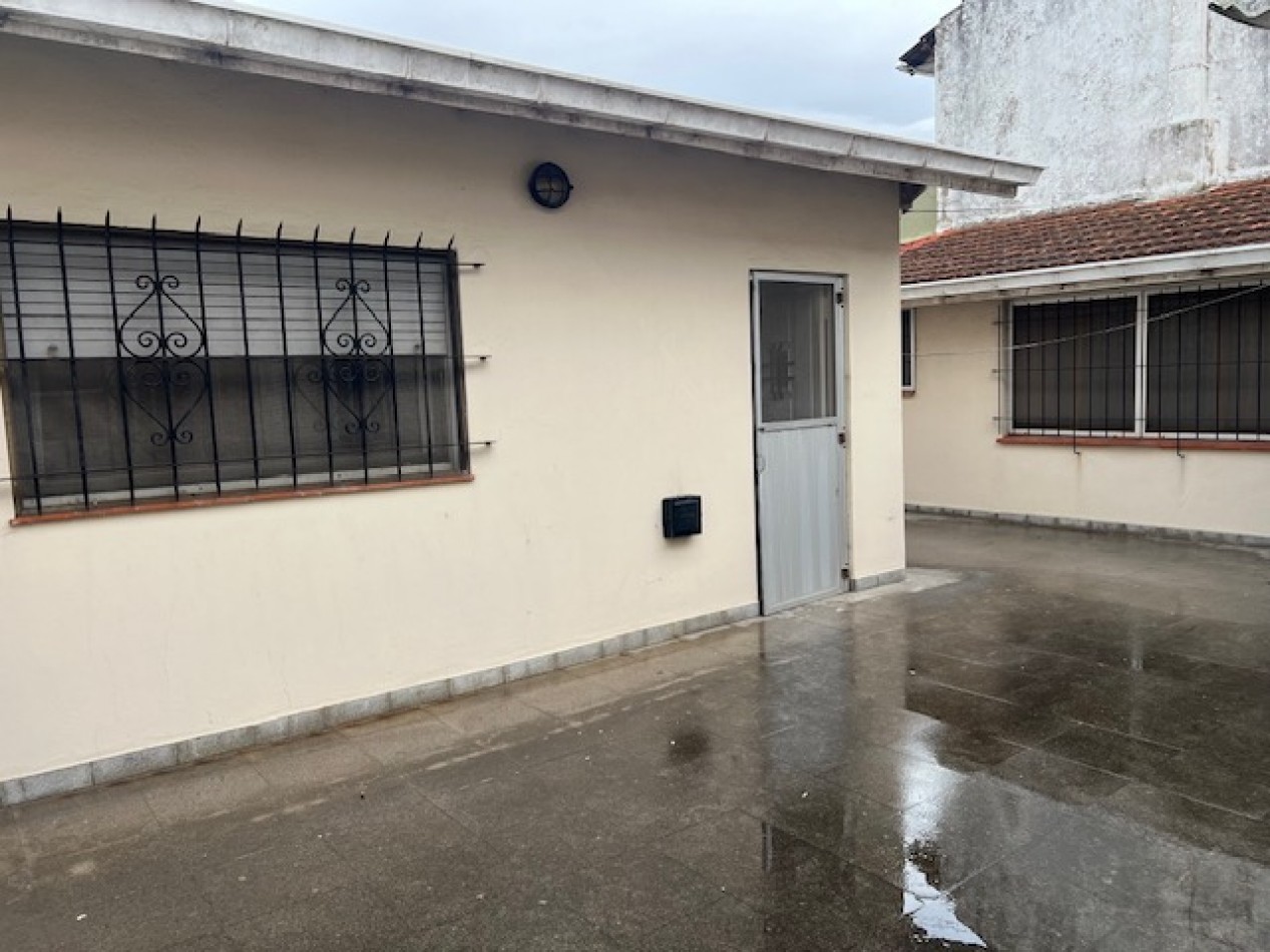 CHALET DE 4 AMB. PATIO, GARAJE Y QUINCHO.