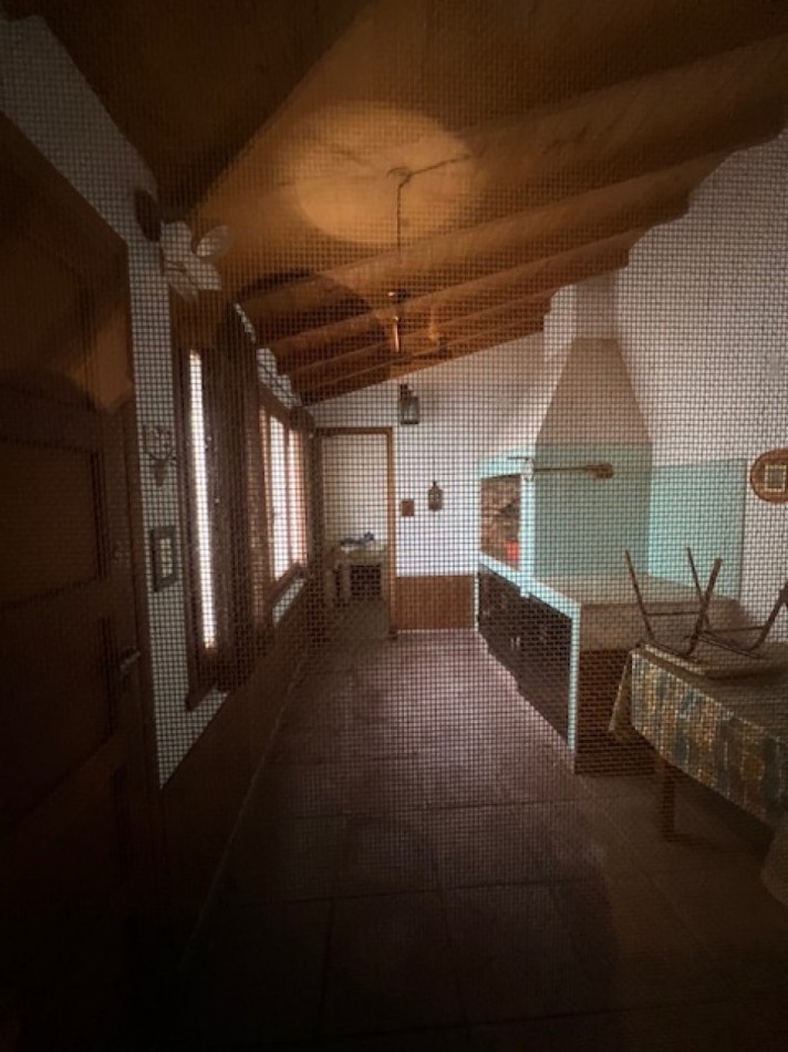CHALET DE 4 AMB. PATIO, GARAJE Y QUINCHO.