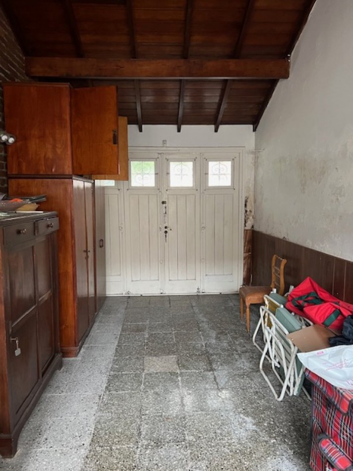 CHALET DE 4 AMB. PATIO, GARAJE Y QUINCHO.